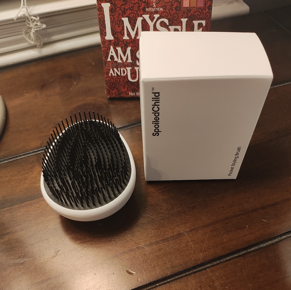 Spoiled Child Black and White Grooming Tool for Effortless Hair Care